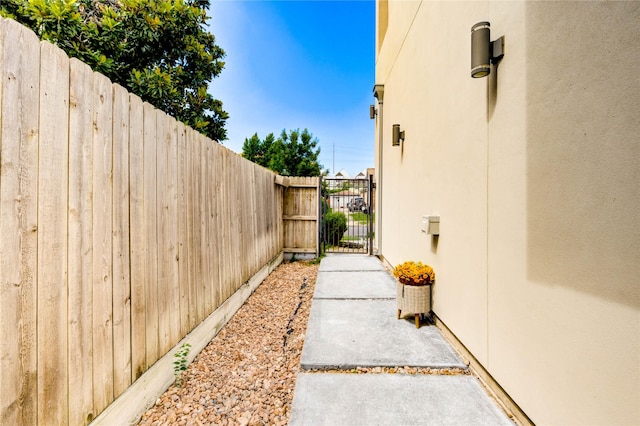 1919 Rosewood St, Houston, TX 77004 - view of yard featuring a gate