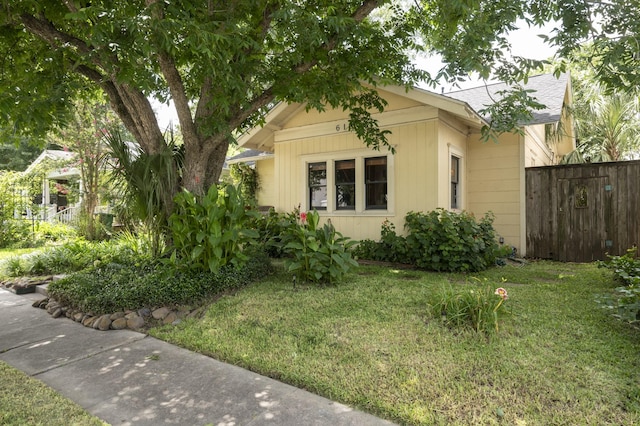 618 Wendel St, Houston, TX 77009 - view of side of home with roof with shingles