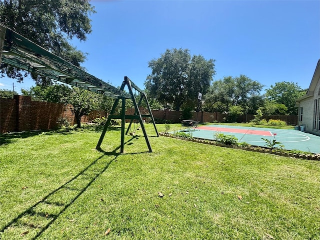 5403 Emerald Pointe Ln, Sugar Land, TX 77479 - fenced backyard featuring basketball court