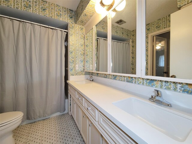 3 Thunderbird Cir, Baytown, TX 77521 - bathroom with wallpapered walls, double vanity, a shower with shower curtain, and a textured ceiling