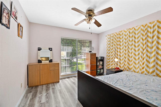 726 Park Knoll Ln, Katy, TX 77450 - bedroom with light wood finished floors and a ceiling fan