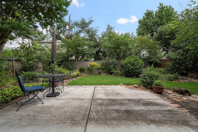 2114 Saxon Dr, Houston, TX 77018 - fenced backyard featuring a patio area and outdoor dining space