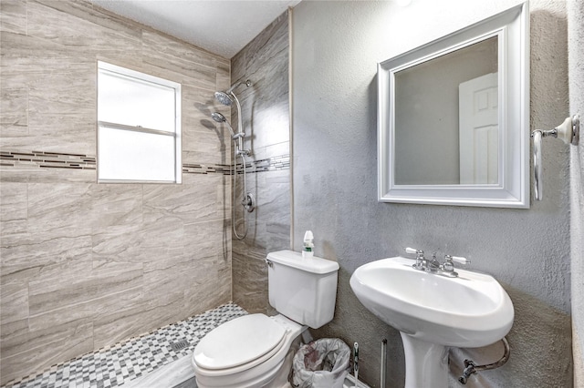 2710 Magnolia Ct, Stafford, TX 77477 - bathroom featuring tiled shower and a textured wall