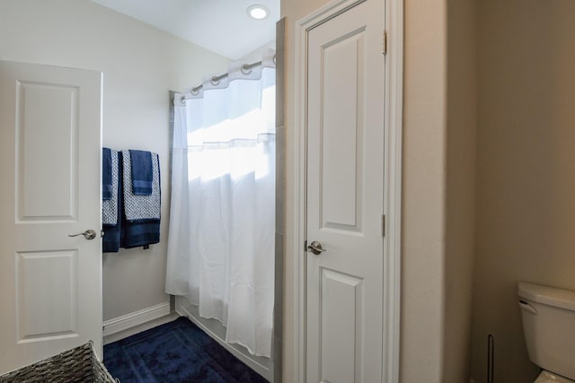 9411 Plaza Point Dr, Missouri City, TX 77459 - bathroom with toilet and shower / bathtub combination with curtain