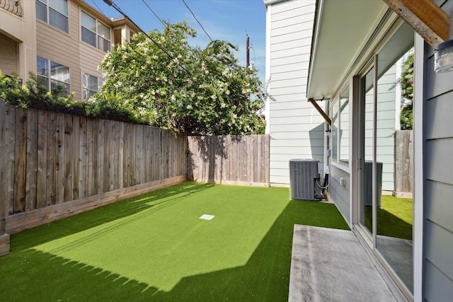 408 W Pierce St, Houston, TX 77019 - view of fenced backyard