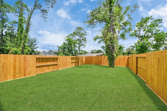 8159 Crestview Dr, Houston, TX 77028 - view of fenced backyard