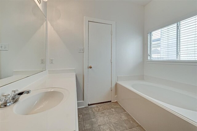 11920 Princess Garden Way, Houston, TX 77047 - full bath featuring a garden tub and vanity