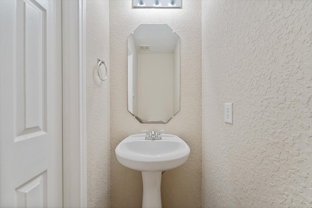 16546 Whitaker Creek Dr, Houston, TX 77095 - bathroom featuring a textured wall