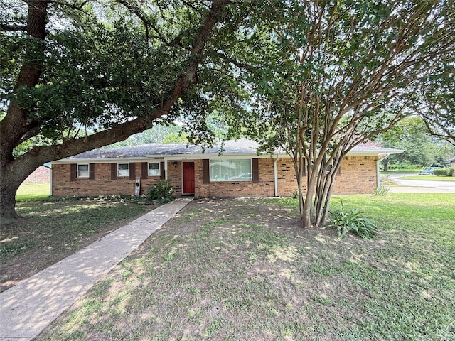 1502 Robin St, Mineola, TX 75773 - single story home featuring brick siding and a front yard