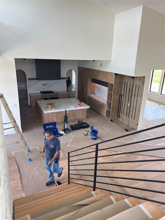 20410 Tealpointe Ridge Ln, Tomball, TX 77377 - staircase featuring arched walkways