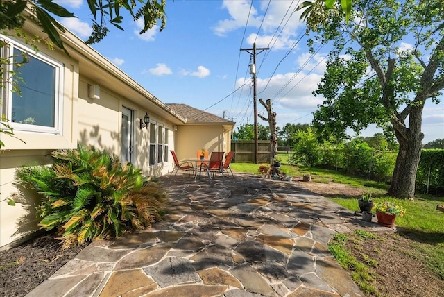 2004 Tuscarora Ct, League City, TX 77573 - fenced backyard with a patio area and outdoor dining area