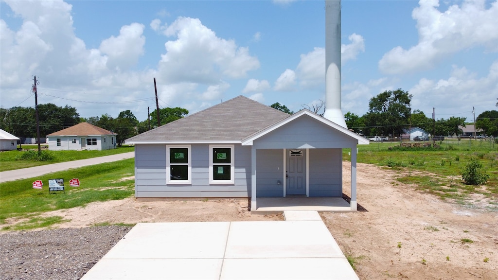 1041 Zero St, Hempstead, TX 77445 - view of front of house featuring covered porch and a shingled roof