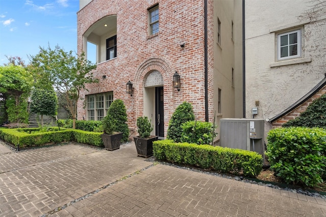 1156 Mosaico Ln, Houston, TX 77055 - entrance to property with brick siding and stucco siding