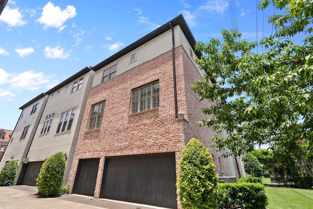 1156 Mosaico Ln, Houston, TX 77055 - view of property with an attached garage and driveway