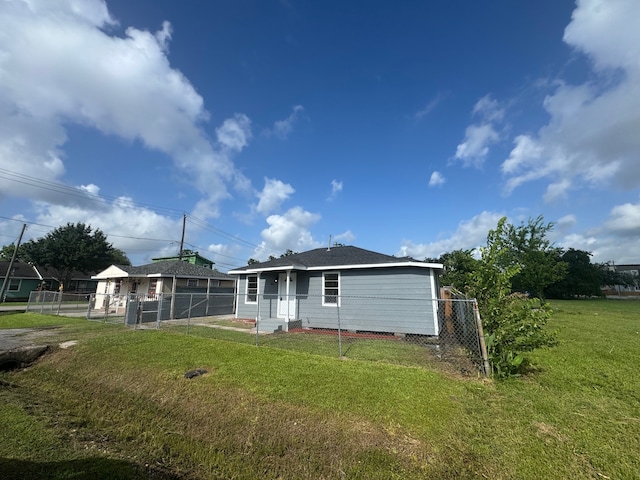 1013 E 40th St, Houston, TX 77022 - rear view of property featuring a gate