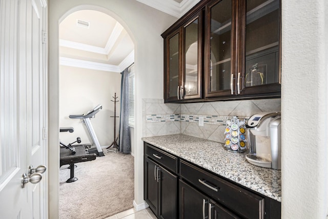 907 Fairway Dr, La Porte, TX 77571 - bar area featuring arched walkways, backsplash, light colored carpet, ornamental molding, and a raised ceiling