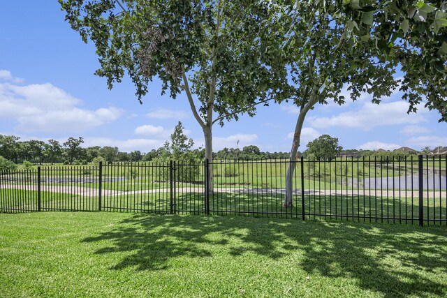 907 Fairway Dr, La Porte, TX 77571 - view of yard