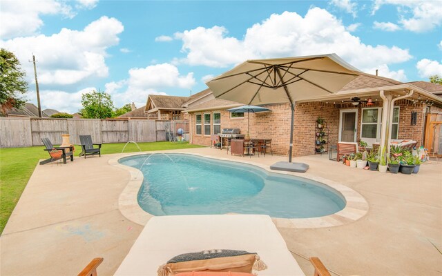 115 Meadow Ridge Way, Clute, TX 77531 - view of swimming pool featuring a fenced backyard, a patio, a ceiling fan, and outdoor dining area