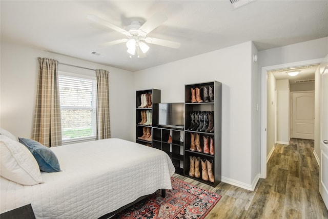 115 Meadow Ridge Way, Clute, TX 77531 - bedroom featuring wood finished floors and ceiling fan