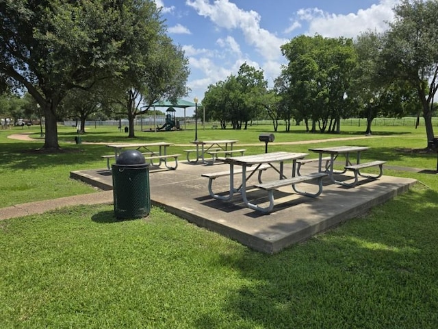 3902 Quiet Place Dr, Houston, TX 77082 - view of property's community featuring a yard