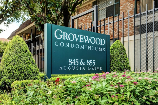 845 Augusta Dr Unit 17, Houston, TX 77057 - exterior view