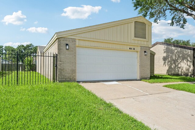 6315 Dellfern Dr, Houston, TX 77035 - garage with driveway