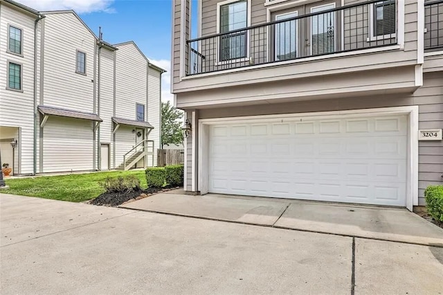 3204 Garden Oaks Vw, Houston, TX 77018 - garage featuring driveway