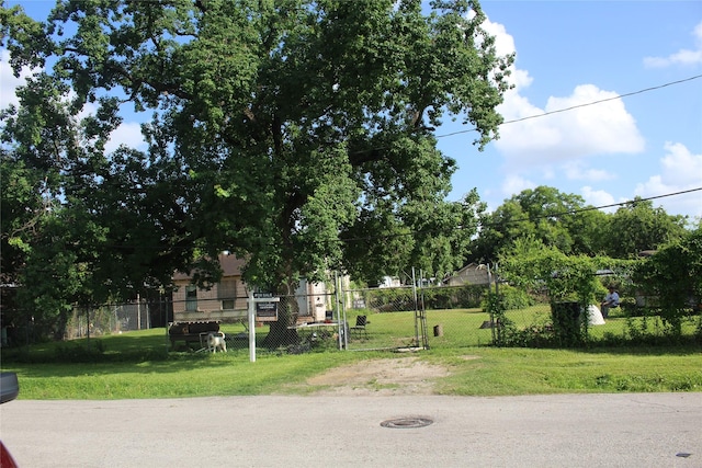7902 Wiggins St, Houston, TX 77029 - fenced yard with a gate