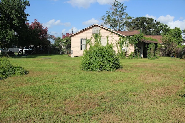 7902 Wiggins St, Houston, TX 77029 - view of side of property featuring a lawn