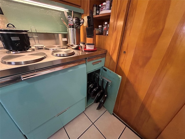 1012 Joyce St, Houston, TX 77009 - kitchen with light tile patterned flooring