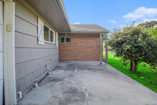 5715 Willow Glen Dr, Houston, TX 77033 - view of patio / terrace