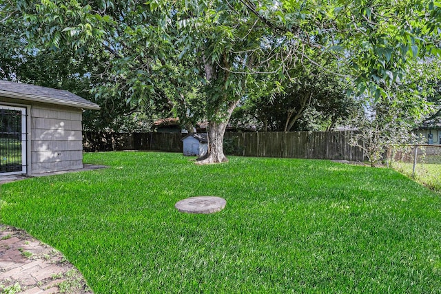 5715 Willow Glen Dr, Houston, TX 77033 - view of fenced backyard