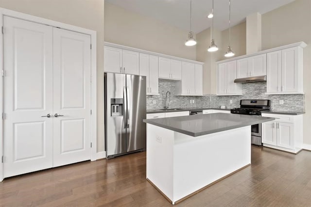 5816 Gardendale Dr Unit B, Houston, TX 77092 - kitchen with stainless steel appliances, under cabinet range hood, tasteful backsplash, a center island, and a high ceiling