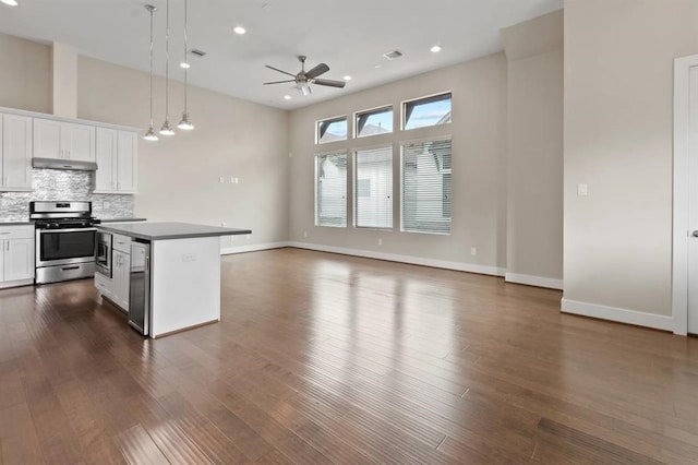 5816 Gardendale Dr Unit B, Houston, TX 77092 - kitchen with stainless steel appliances, under cabinet range hood, ceiling fan, backsplash, and dark wood-style floors