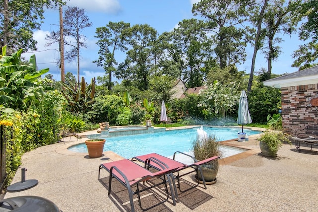 355 Cumberland Trl, Conroe, TX 77302 - outdoor pool with a patio and an in-ground hot tub