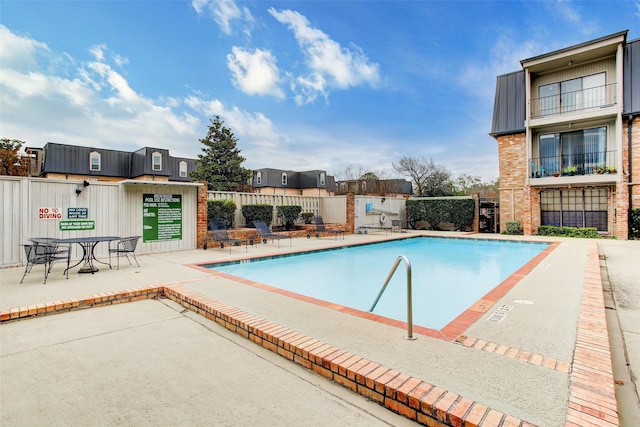 2400 N Braeswood Blvd Unit 108, Houston, TX 77030 - community pool featuring a patio