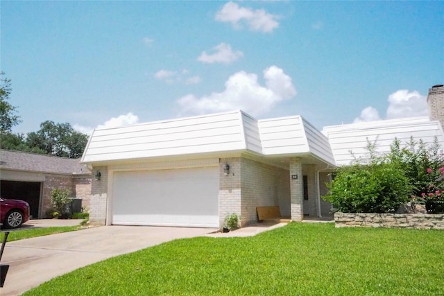 5 Tiffany Sq, Sugar Land, TX 77478 - view of front of property with brick siding, an attached garage, driveway, and a front lawn
