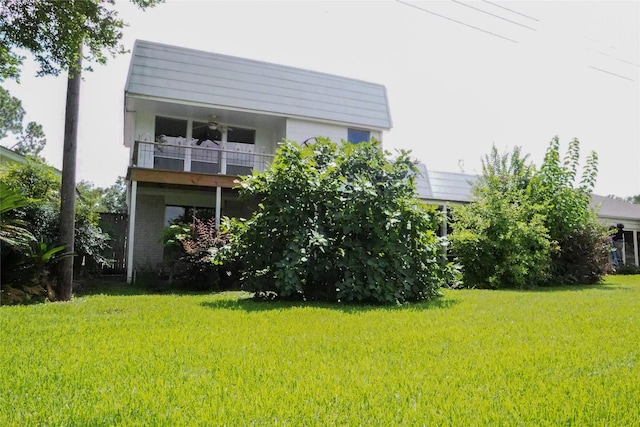 5 Tiffany Sq, Sugar Land, TX 77478 - back of property featuring a yard and a balcony