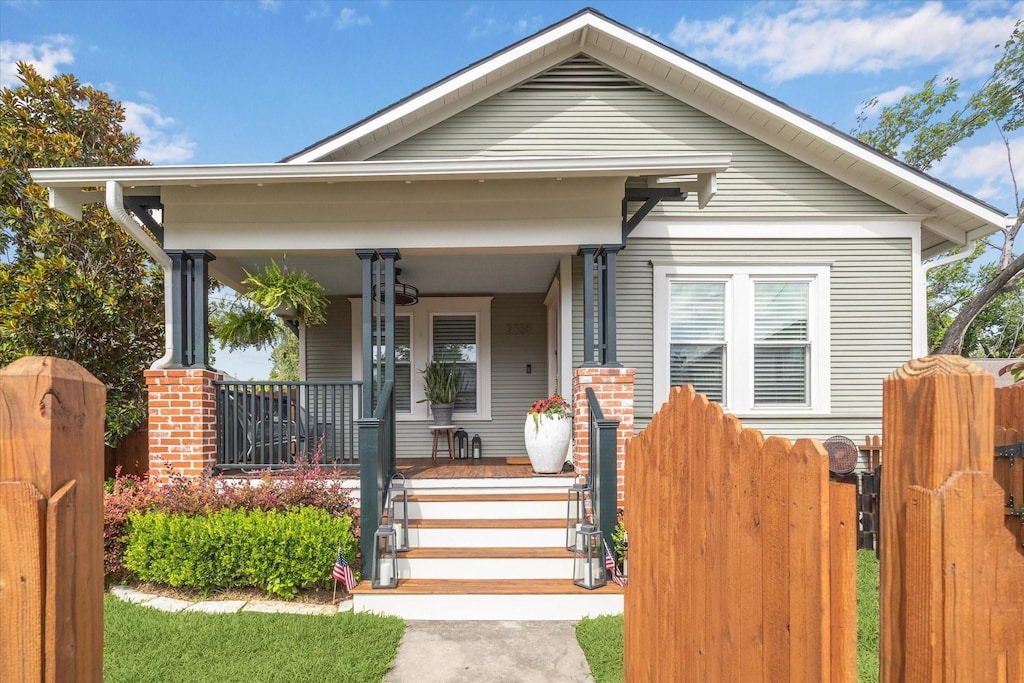 2335 Chestnut St, Houston, TX 77009 - shotgun-style home featuring a porch