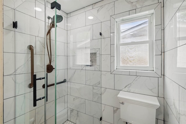 7826 Braesview Ln, Houston, TX 77071 - full bathroom featuring a shower stall and tile walls