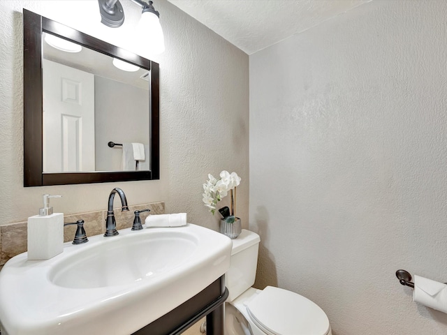 1227 Redwood Bough Ln, Houston, TX 77062 - bathroom featuring a textured wall and toilet