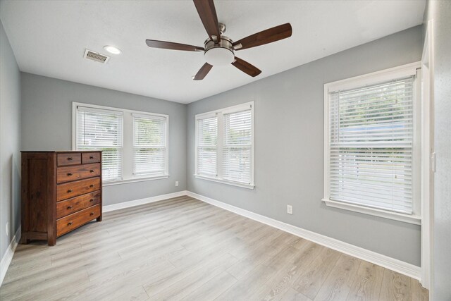 1115 Alber St, Houston, TX 77009 - empty room with light wood finished floors, a ceiling fan, and recessed lighting