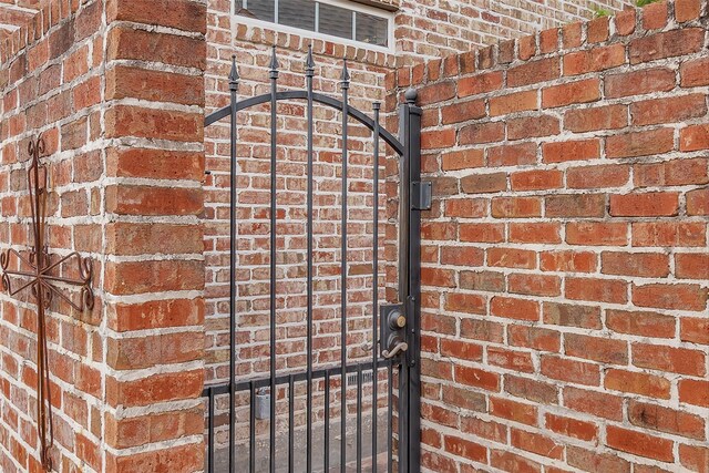 6616 Queensclub Dr, Houston, TX 77069 - exterior view of brick siding