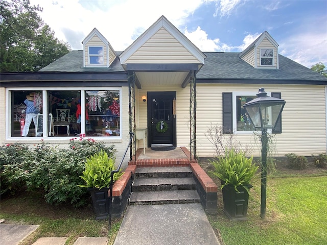 312 Spring, Washington, GA 30673 - view of front facade with a shingled roof and a front yard