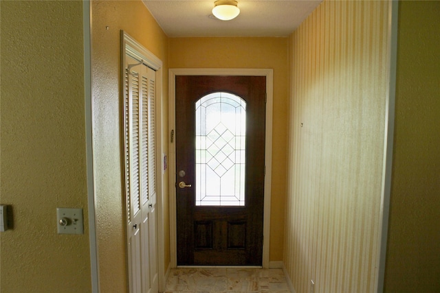 216 N St, Columbus, TX 78934 - foyer entrance featuring a textured wall