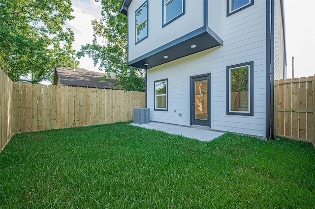 6747 Liverpool St, Houston, TX 77021 - rear view of house featuring a fenced backyard