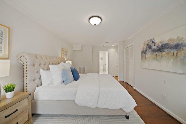 2200 Potomac Dr, Houston, TX 77057 - bedroom with ornamental molding, dark wood-style floors, ensuite bathroom, and a closet