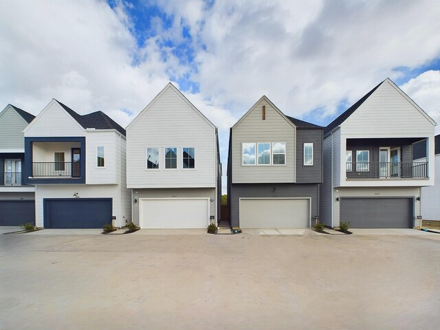 2704 Jensen Creek Ln, Houston, TX 77026 - townhome / multi-family property featuring a garage