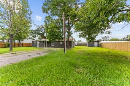 109 Cedar St, Highlands, TX 77562 - photo 2