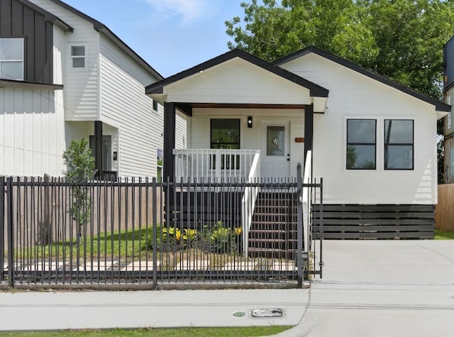 1311 E 35th St, Houston, TX 77022 - view of front of home featuring a porch and a fenced front yard